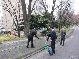 会社付近の清掃